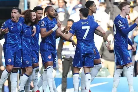 تشيلسي يتفوق على برشلونة في سباق التعاقد مع نجم كريستال بالاس